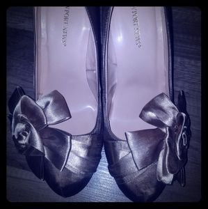 Newport News champagne/gold heels with flower